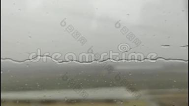 中国高铁车窗外的雨水